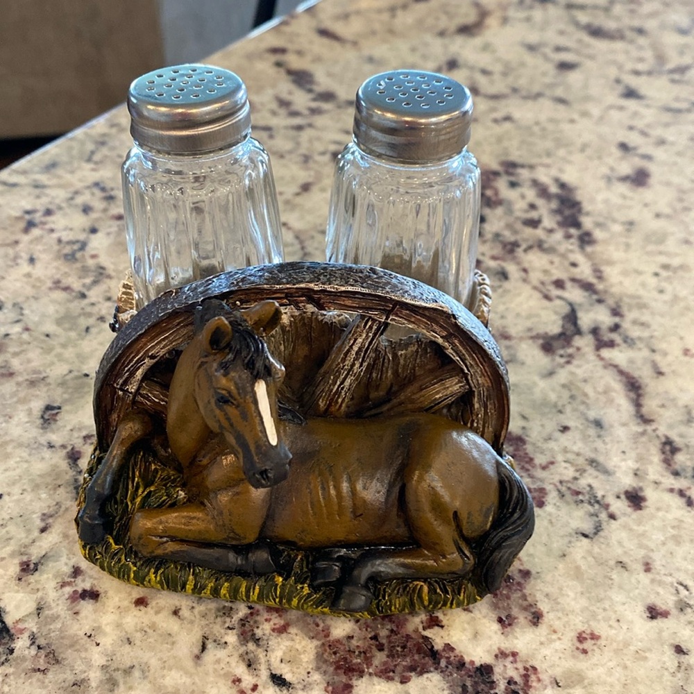 NWOT horse salt and pepper shaker set and stand